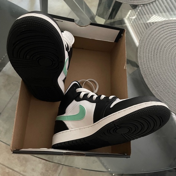 Nike new Jordan’s black white and mint green size 6.5 big kids also size 8 women - Picture 3 of 12